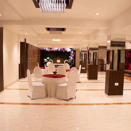Gold Crest Business Hotel Наві-Мумбаї Екстер'єр фото