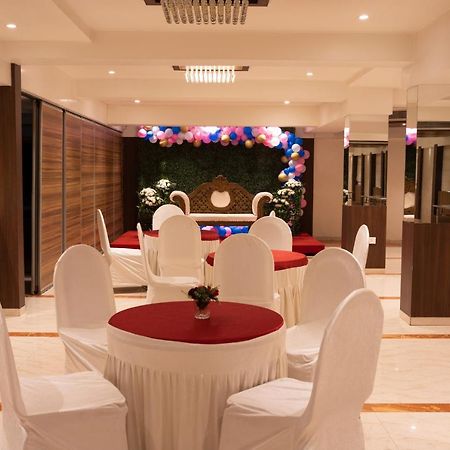 Gold Crest Business Hotel Наві-Мумбаї Екстер'єр фото