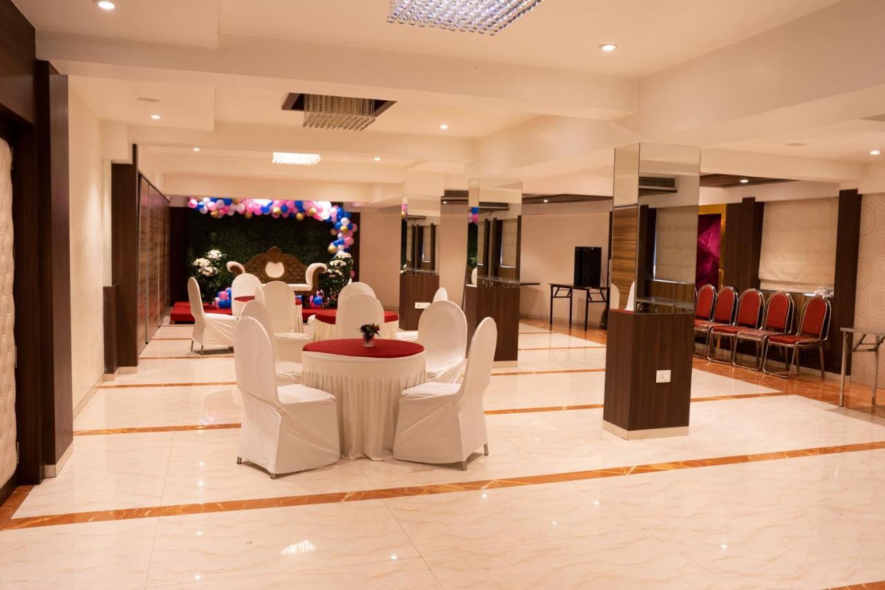 Gold Crest Business Hotel Наві-Мумбаї Екстер'єр фото