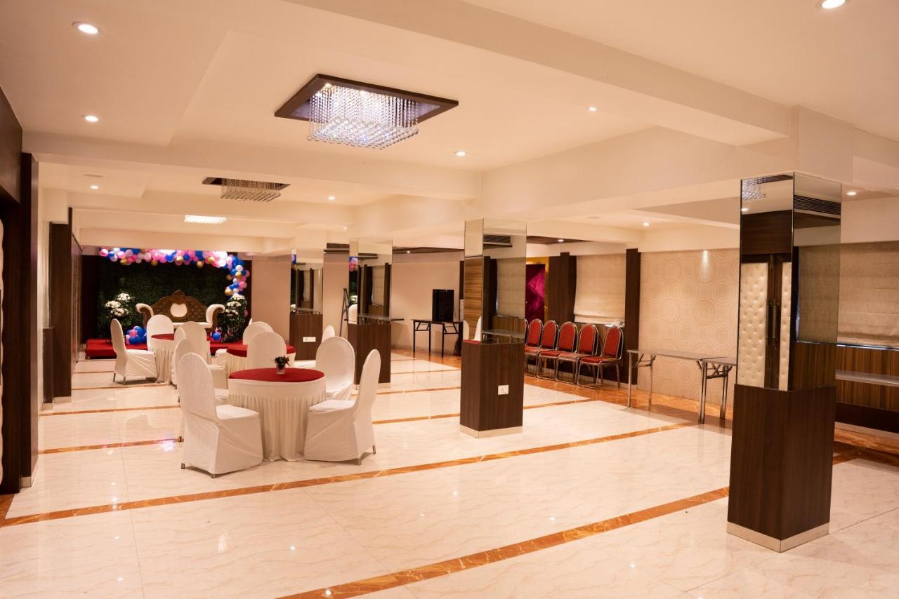 Gold Crest Business Hotel Наві-Мумбаї Екстер'єр фото